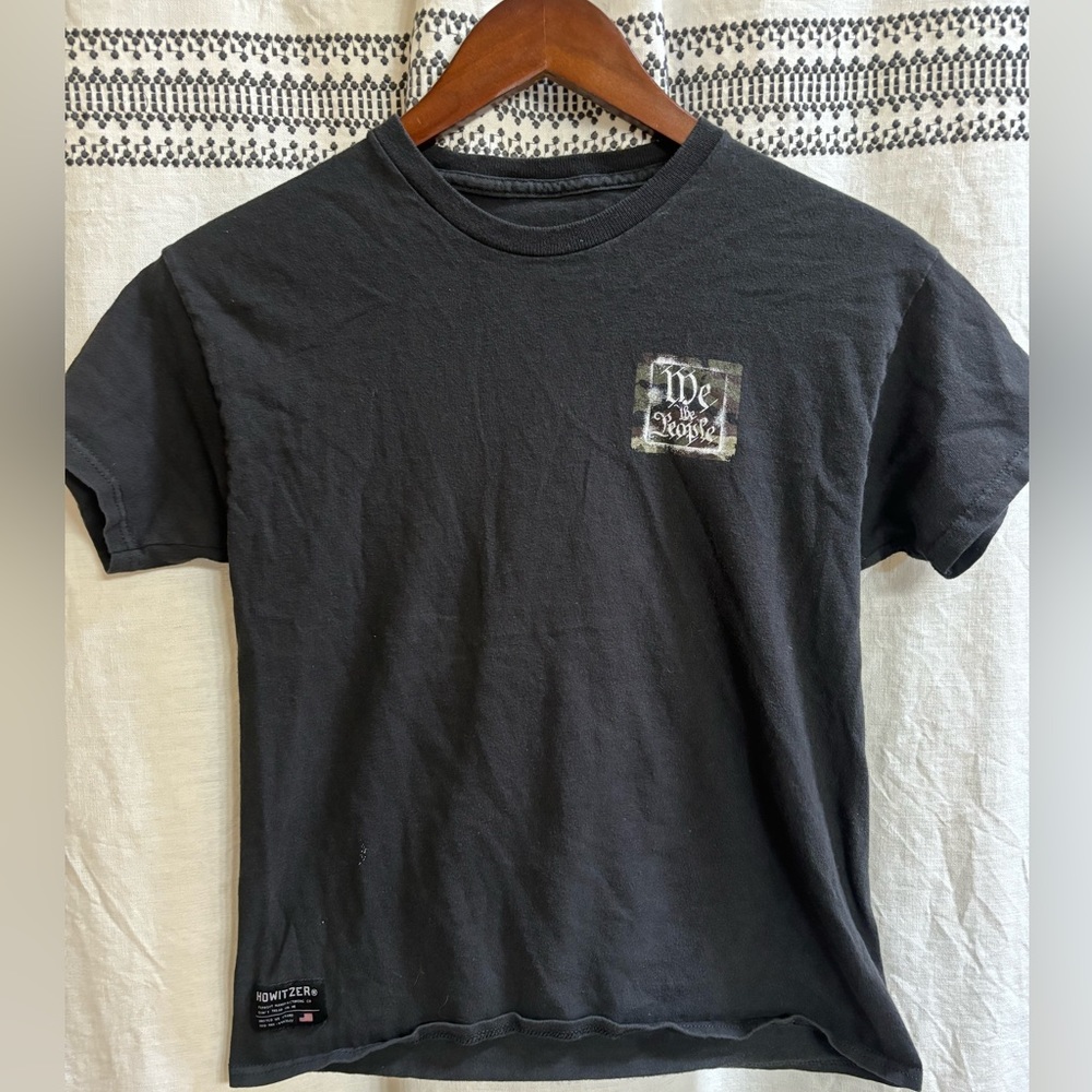 Howitzer Tee Exclusively from the Buckle. Boys Size Large.